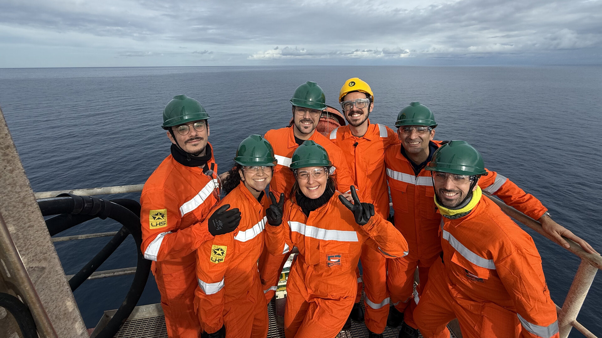 Crew in tuta arancione sulla piattaforma