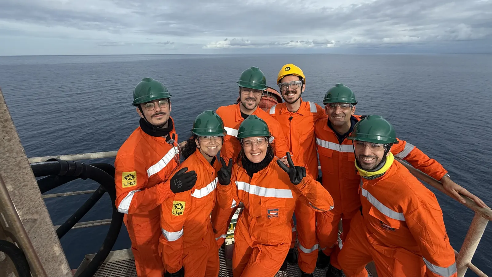 Crew in tuta arancione sulla piattaforma
