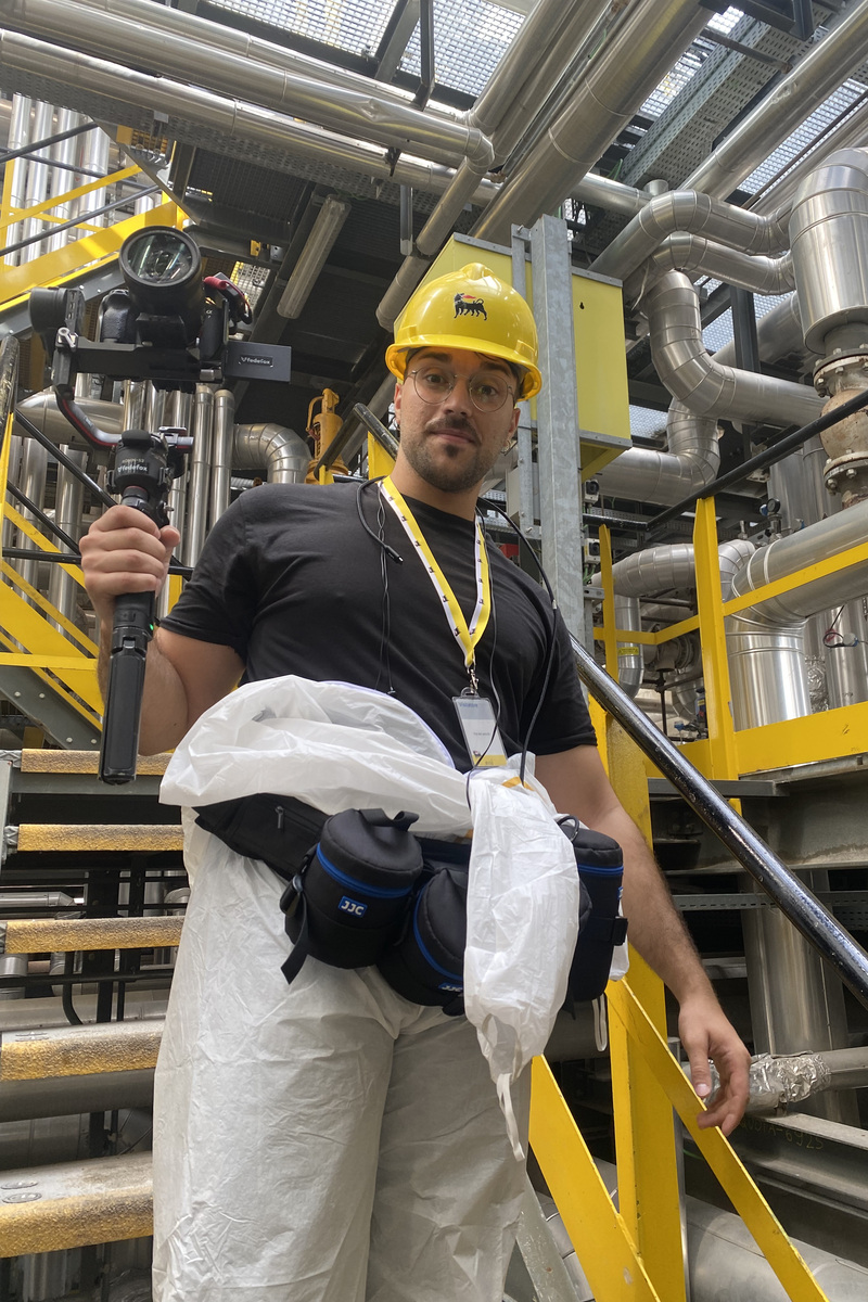 Crew member in impianto industriale