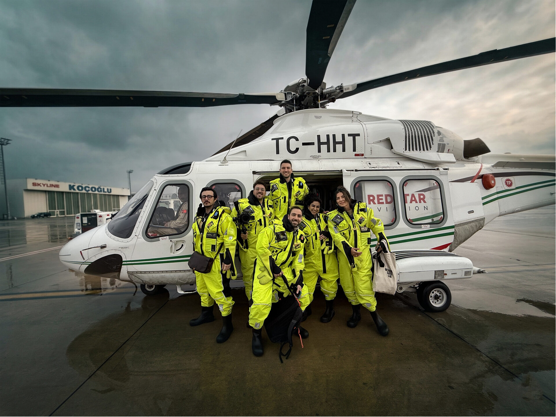 Crew davanti all'elicottero