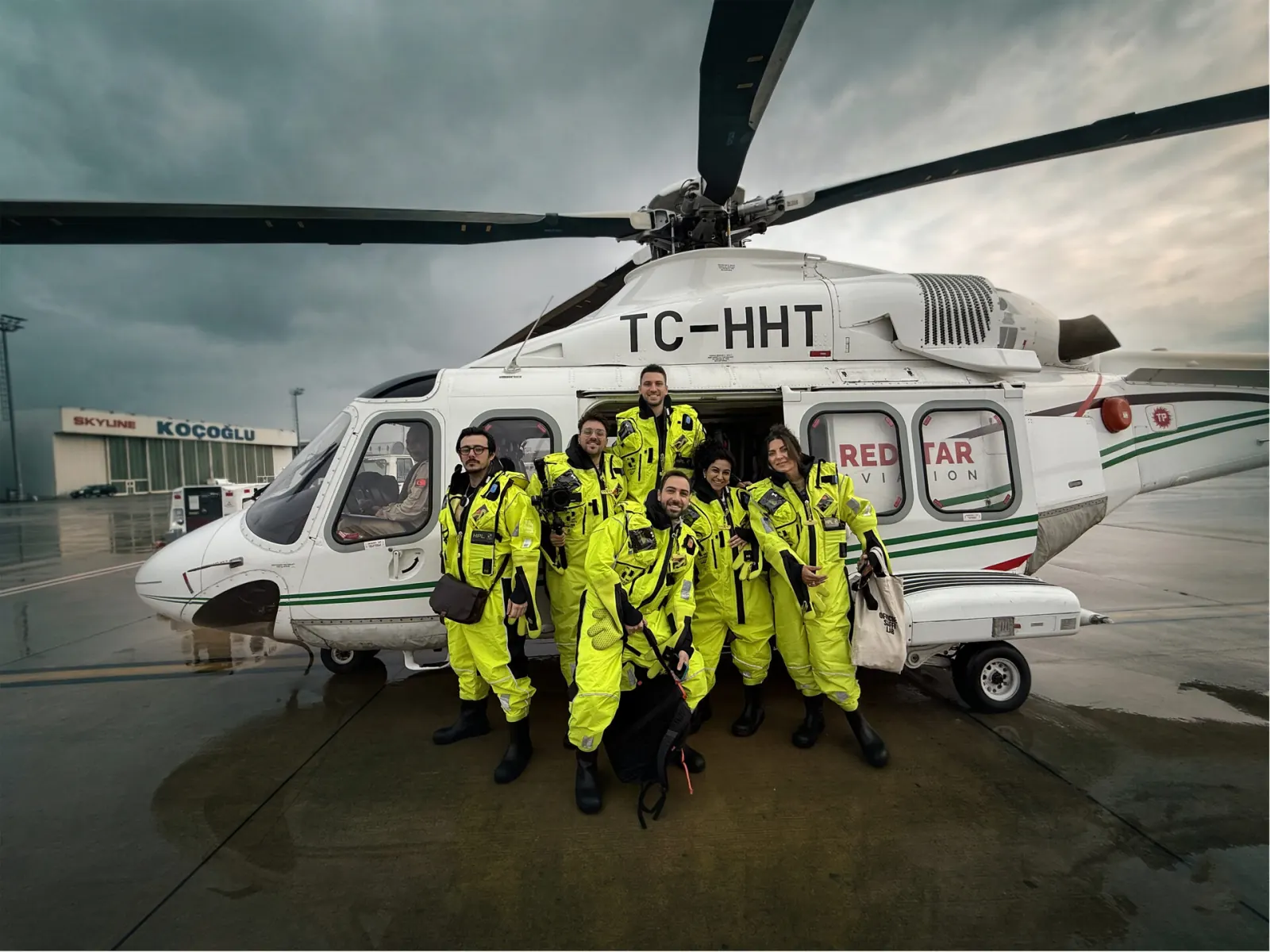 Crew davanti all'elicottero