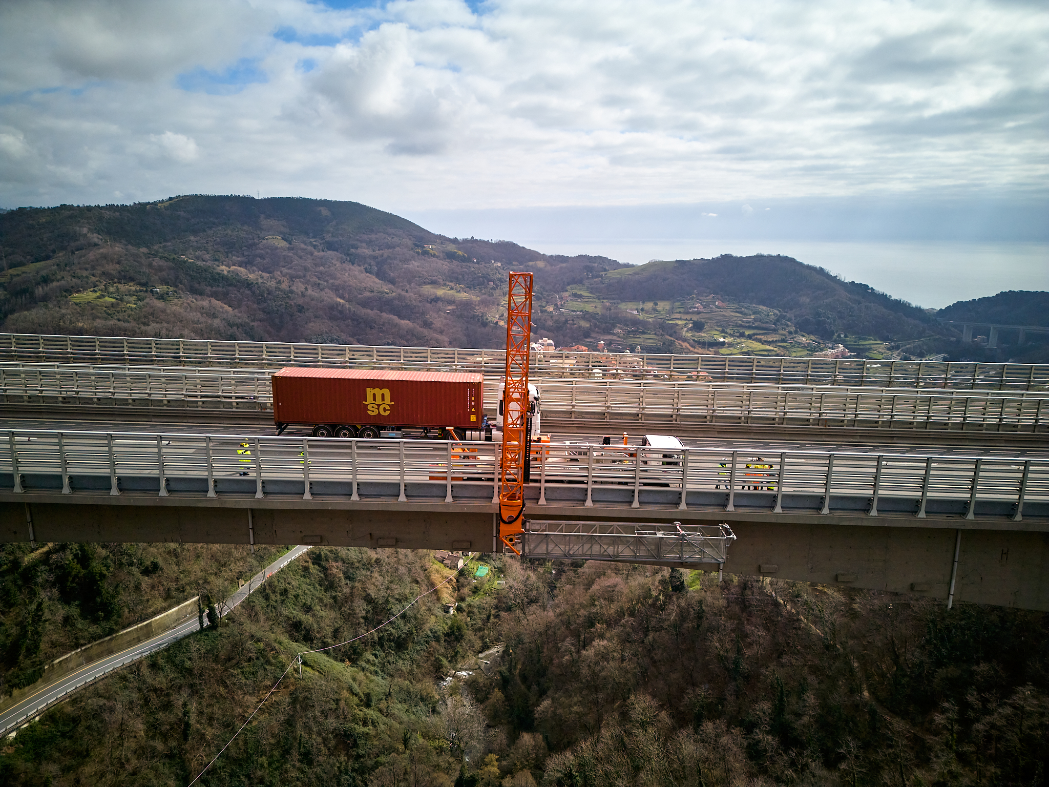 Ispezione ponte con gru