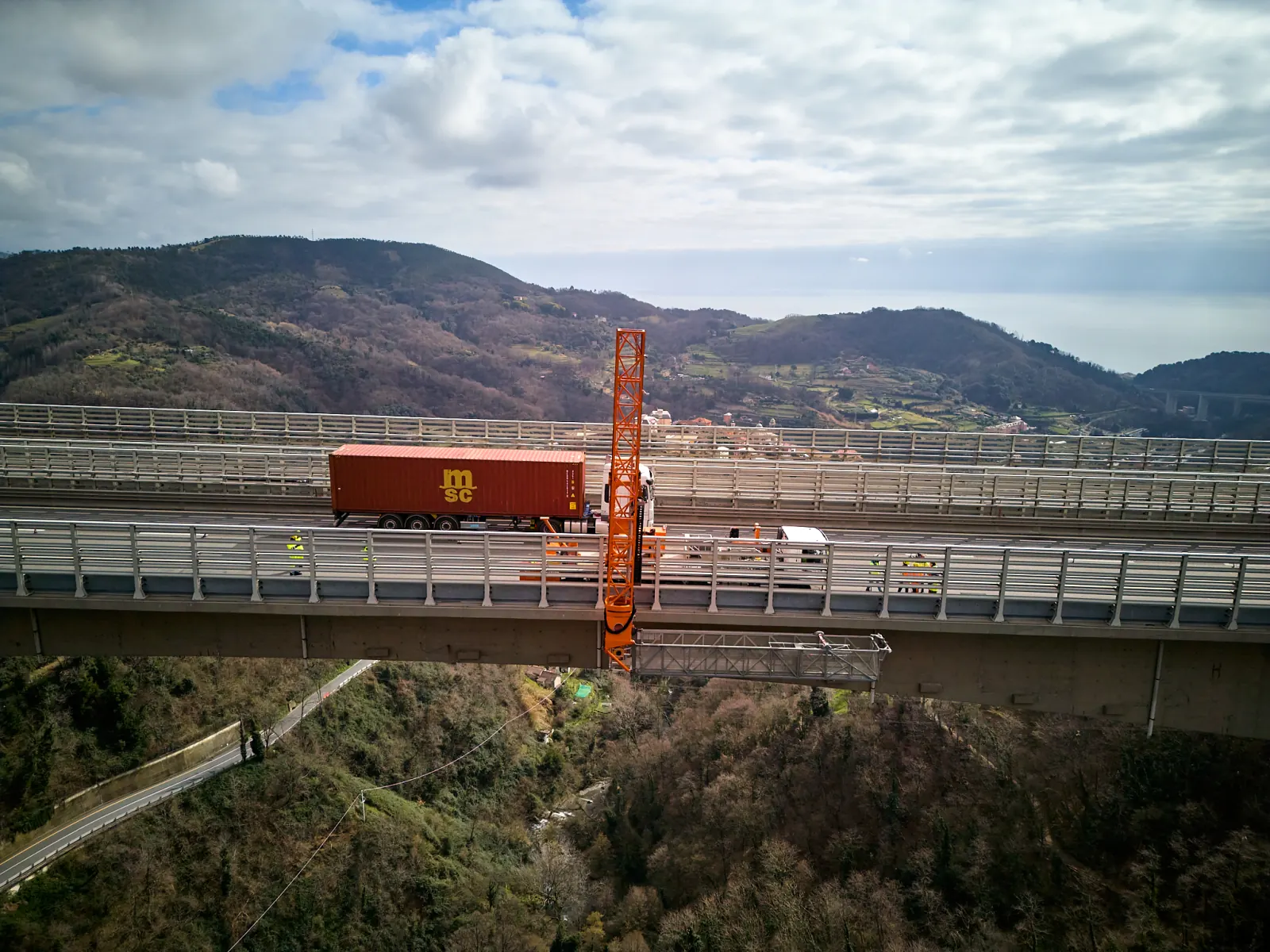 Ispezione ponte con gru