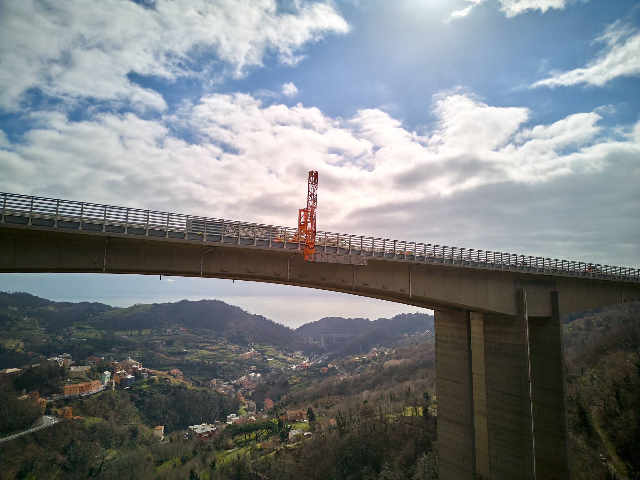 Viadotto dal basso con cielo drammatico